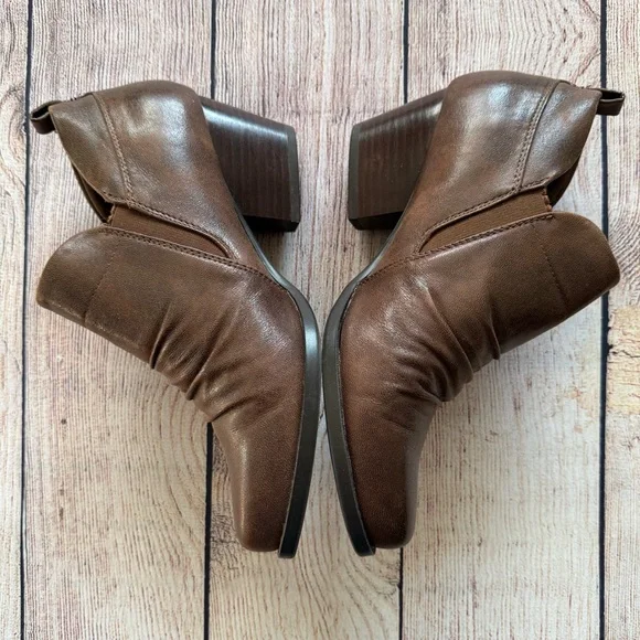 BareTraps Roper Zip Up Round Almond Toe Block Heel Brown Ankle Booties - Picture 4 of 11
